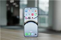 直屏回归，小屏当道，这是属于国产手机屏幕设计的 2025 年？