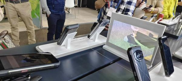 外媒评出 mwc 2025 五大奇特智能手机 传音占据三款