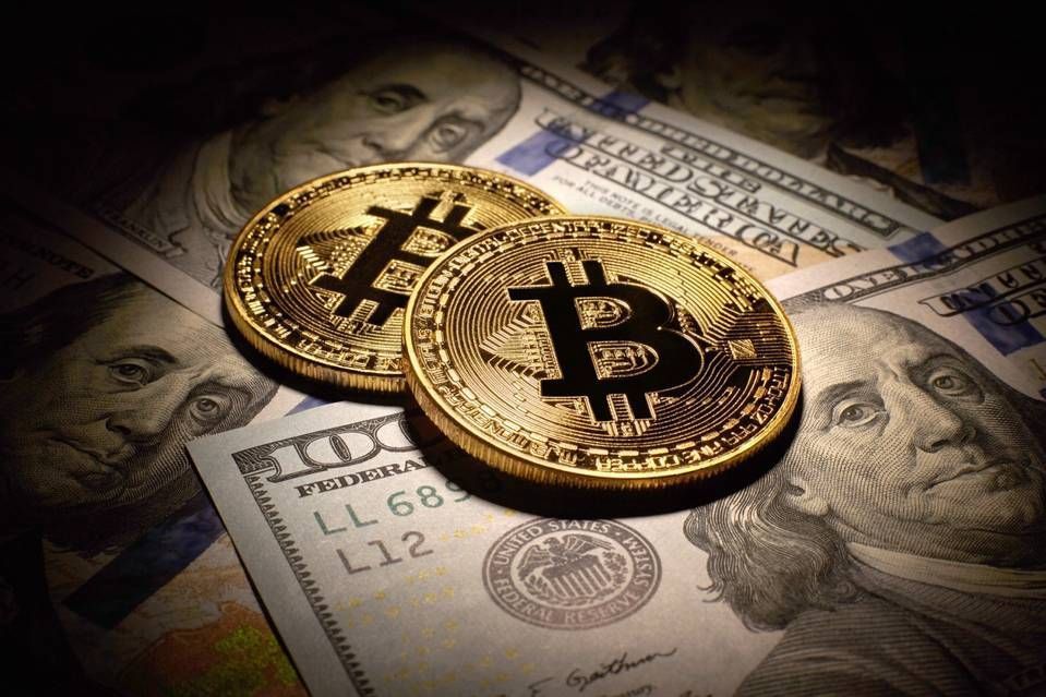 比特币在黄金下跌之际大放异彩：新的数字避险天堂？